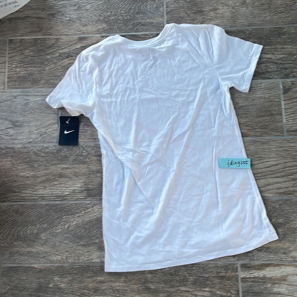 Nike Women’s Graphic T-shirt - Picture 3 of 3